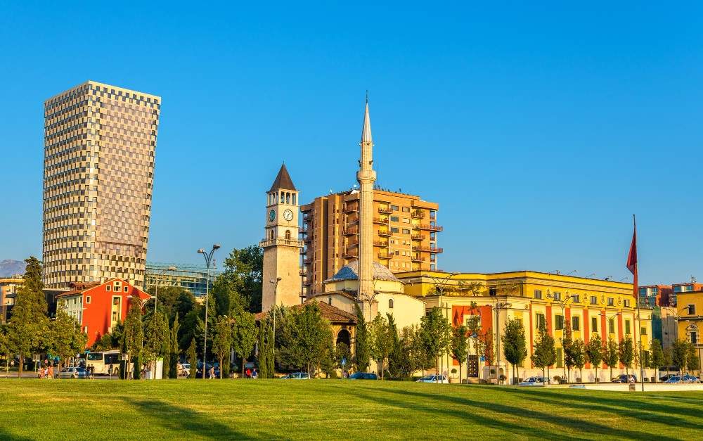 vizita në Tiranë, vozitje në Tiranë, vozitje në Shqipëri